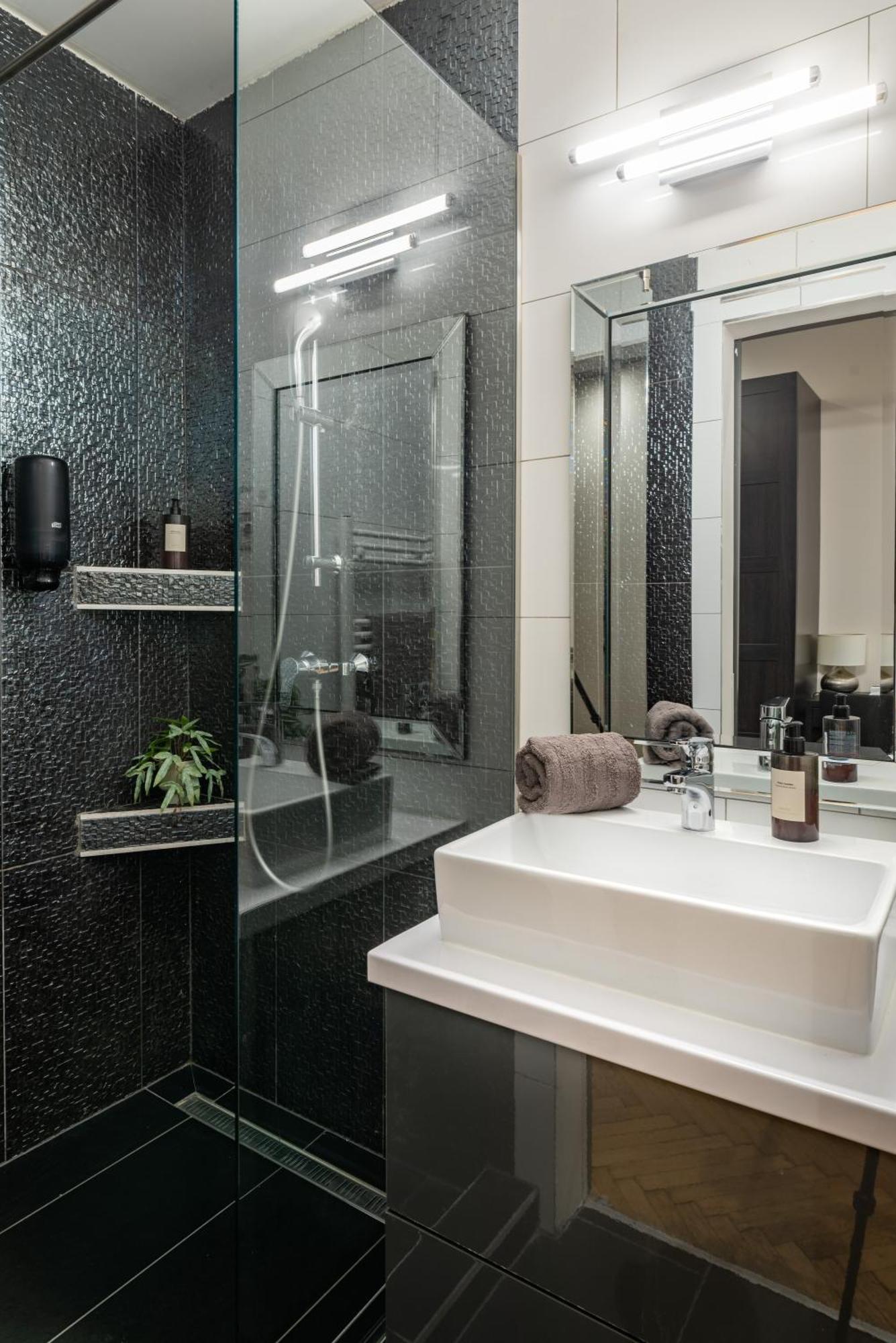 Chic Central 1Br Retreat Near New York Cafe With View Budapest Eksteriør billede